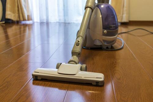 キレイなフローリングと掃除機の写真